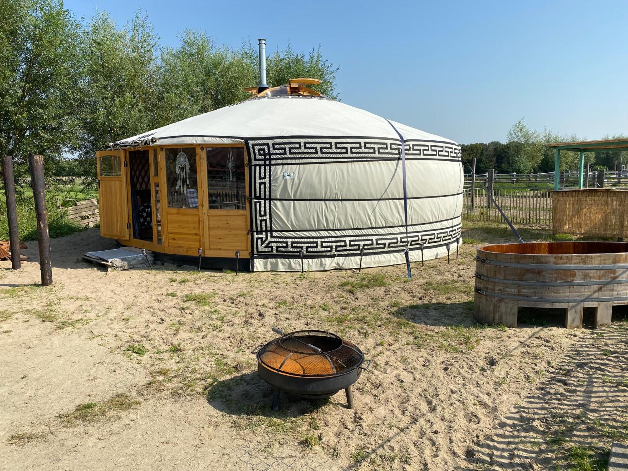 Luxe Yurt Hotel เกาเดอแกร์เกอ ภายนอก รูปภาพ